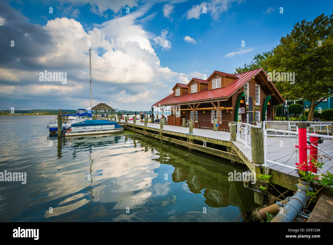 Gebäude und Docks am Potomac River-Ufer, in Alexandria, Virginia. Stockfoto