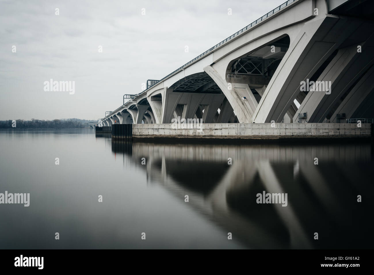 Der Woodrow-Wilson-Brücke über den Potomac River, gesehen aus Alexandria, Virginia. Stockfoto