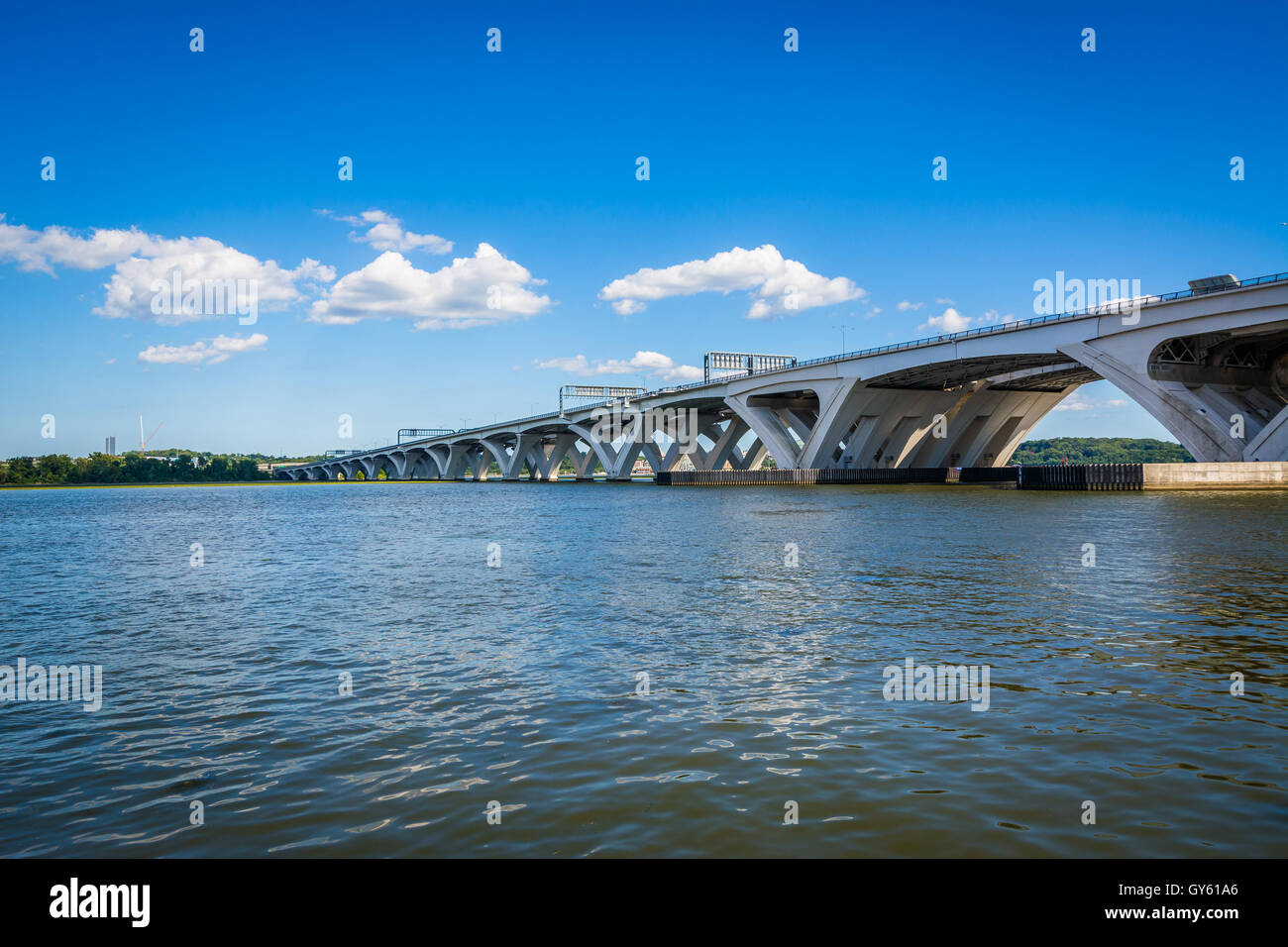Woodrow Wilson-Brücke und Potomac River in Alexandria, Virginia. Stockfoto
