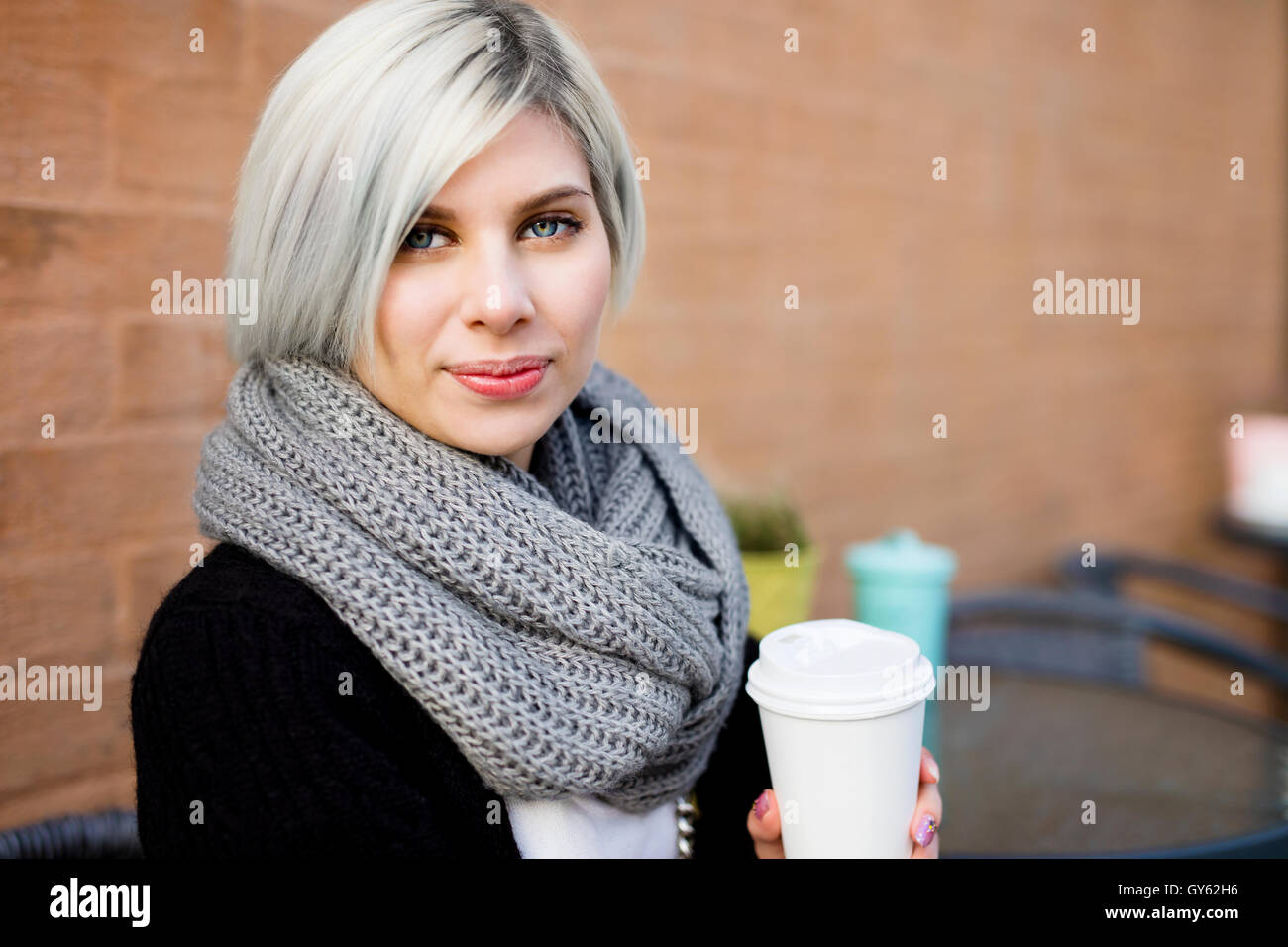 Schöne Frau mit Kaffeetasse Sidewalk Cafe Stockfoto