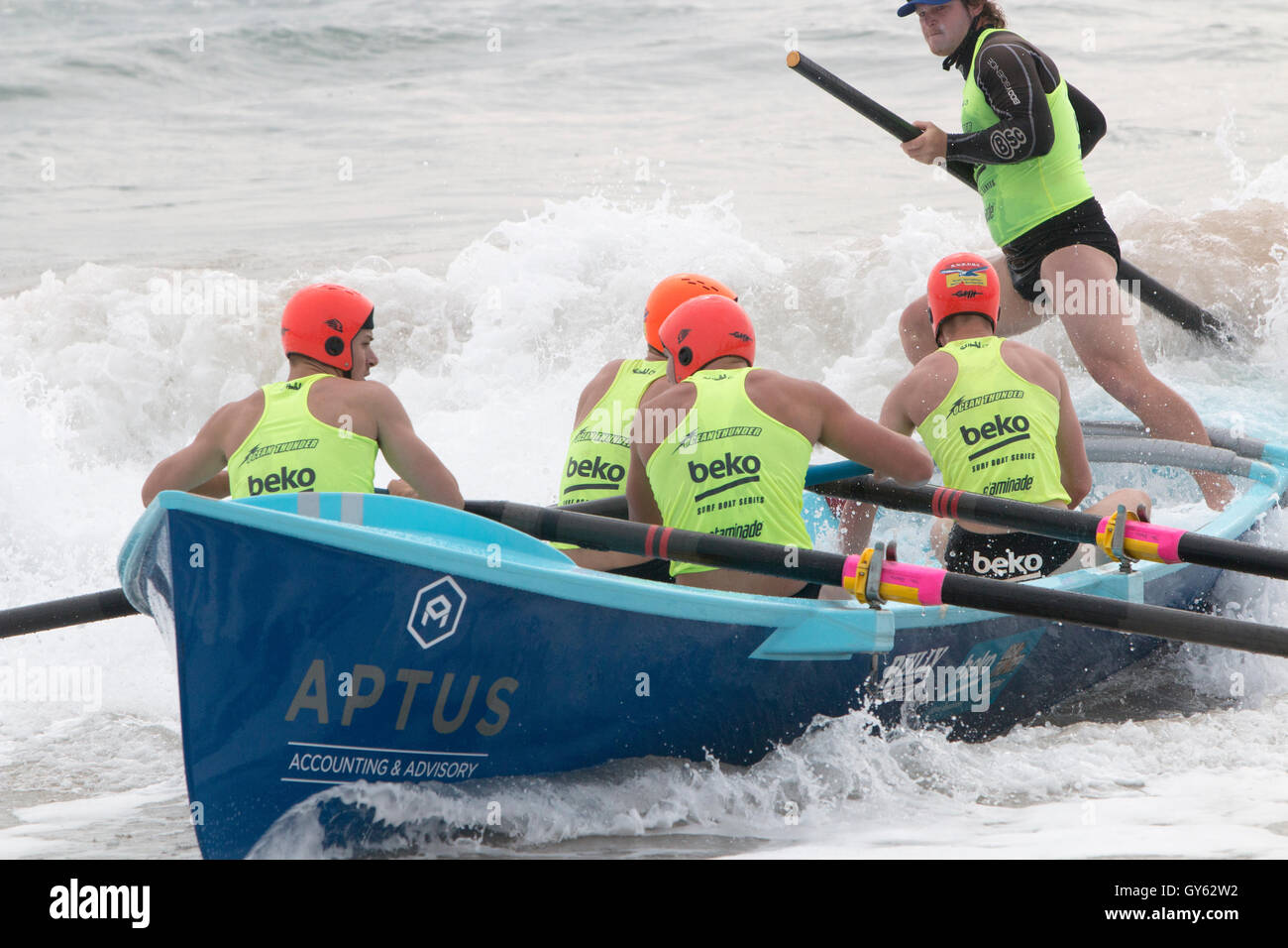 Traditionellen australischen Surf Boot Rettungsschwimmer Rudern Team aus einem Strand in Sydney, new-South.Wales, Australien Stockfoto