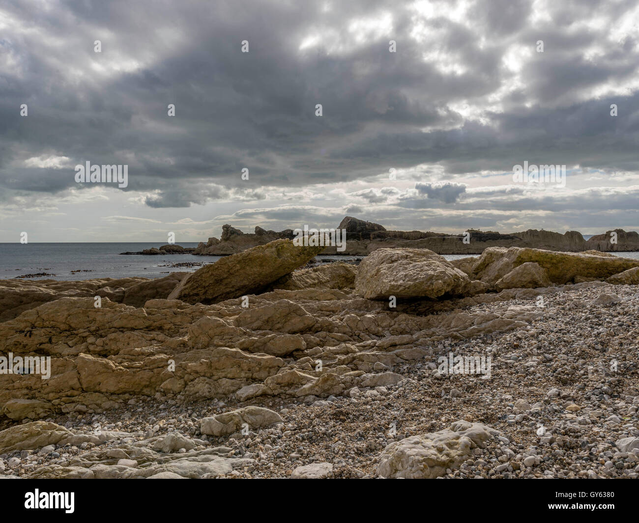 Landschaft, die Darstellung der Felsenküste Mann O'War an feinen Sommertag mit Durdle Door Landzunge im Hintergrund. Stockfoto