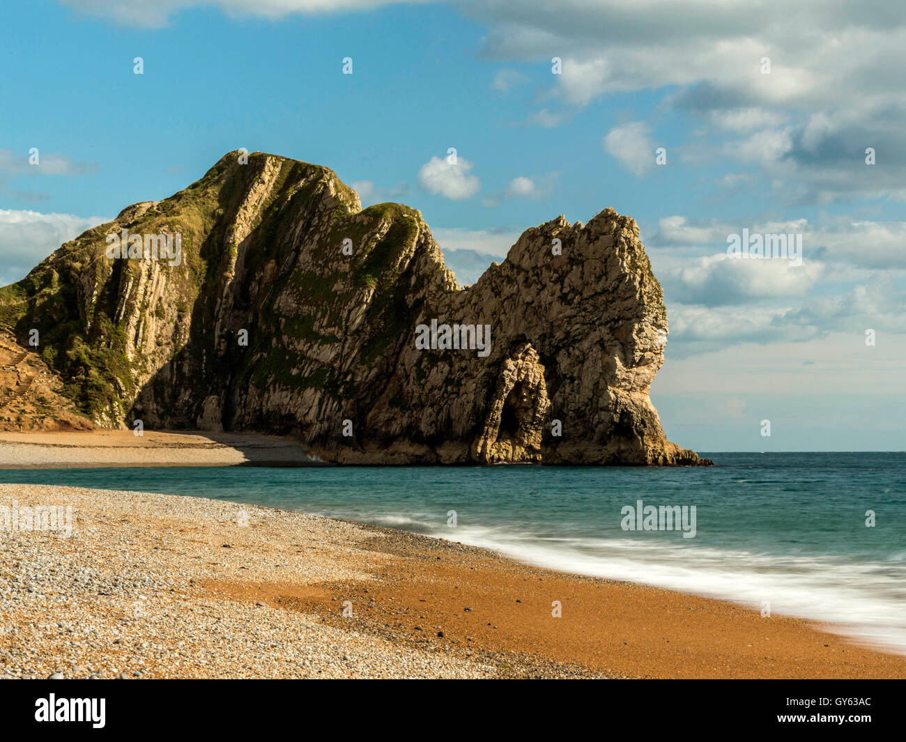 Landschaft, die Darstellung der Kies Jurassic Küste an einem feinen Sommertag mit Durdle Door Landzunge im Hintergrund. Stockfoto