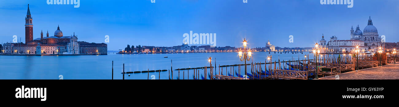 San Giogio Maggiore, Di Santa Maria Kathedralen aus quadratischen Peir San Marco in Venedig bei Sonnenaufgang. Breite Panorama malte über g Stockfoto San Giogio Maggiore, Di Santa Maria Kathedralen aus quadratischen Peir San Marco in Venedig bei Sonnenaufgang. Breite Panorama malte über g Stockfoto