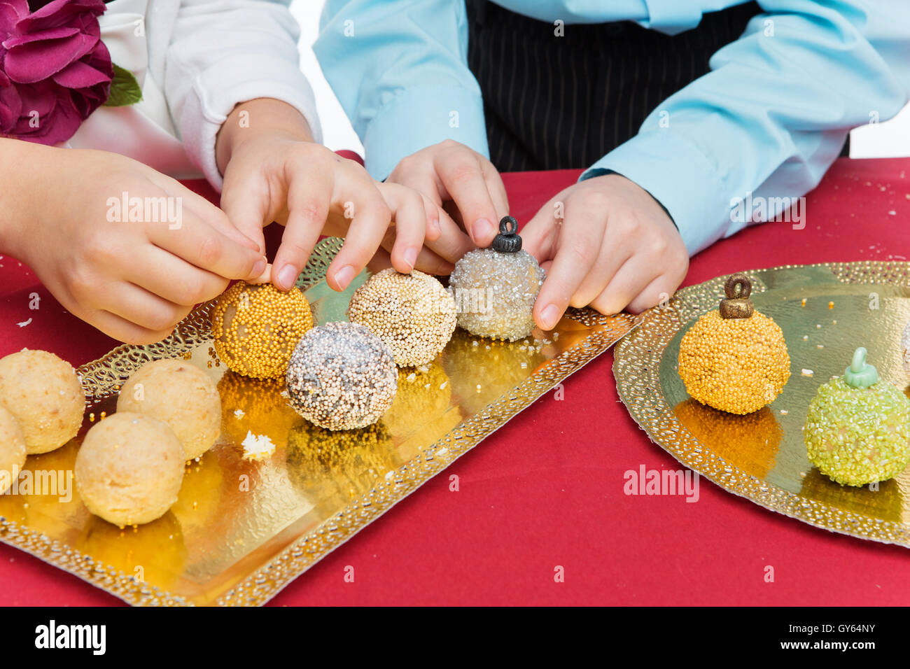 Kinder machen Weihnachten dessert Stockfoto