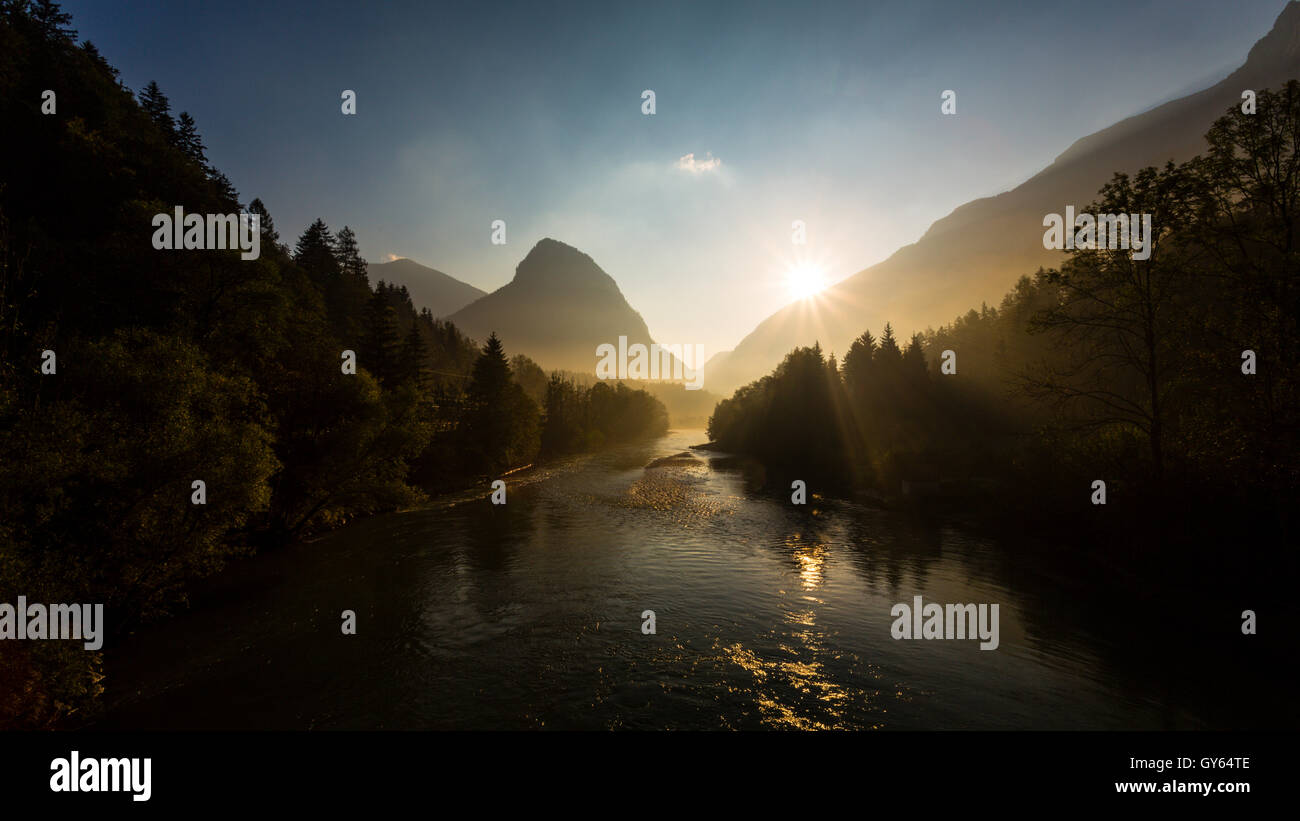 Fluss, Berge, Tal, Hintergrundbeleuchtung, Nationalpark Gesäuse, Enns, Steiermark, Österreich Stockfoto