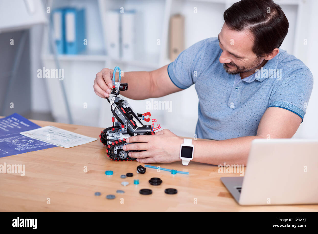 Kontaktnetz in blauen T-shirts Bau Droid Stockfoto