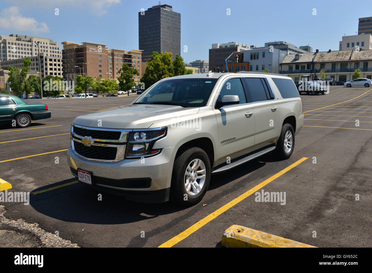 Ein Chevrolet Suburban parkte auf einem Parkplatz in Baton Rouge, Louisiana. Stockfoto