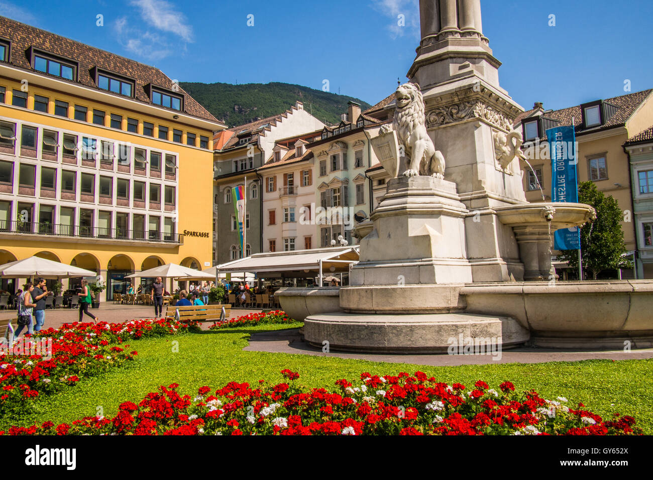 Bozen Stadt und (unten) die Statue des Walther von der Vogelweide, Provinz Bozen, Trentino-Südtirol, Italien. Stockfoto