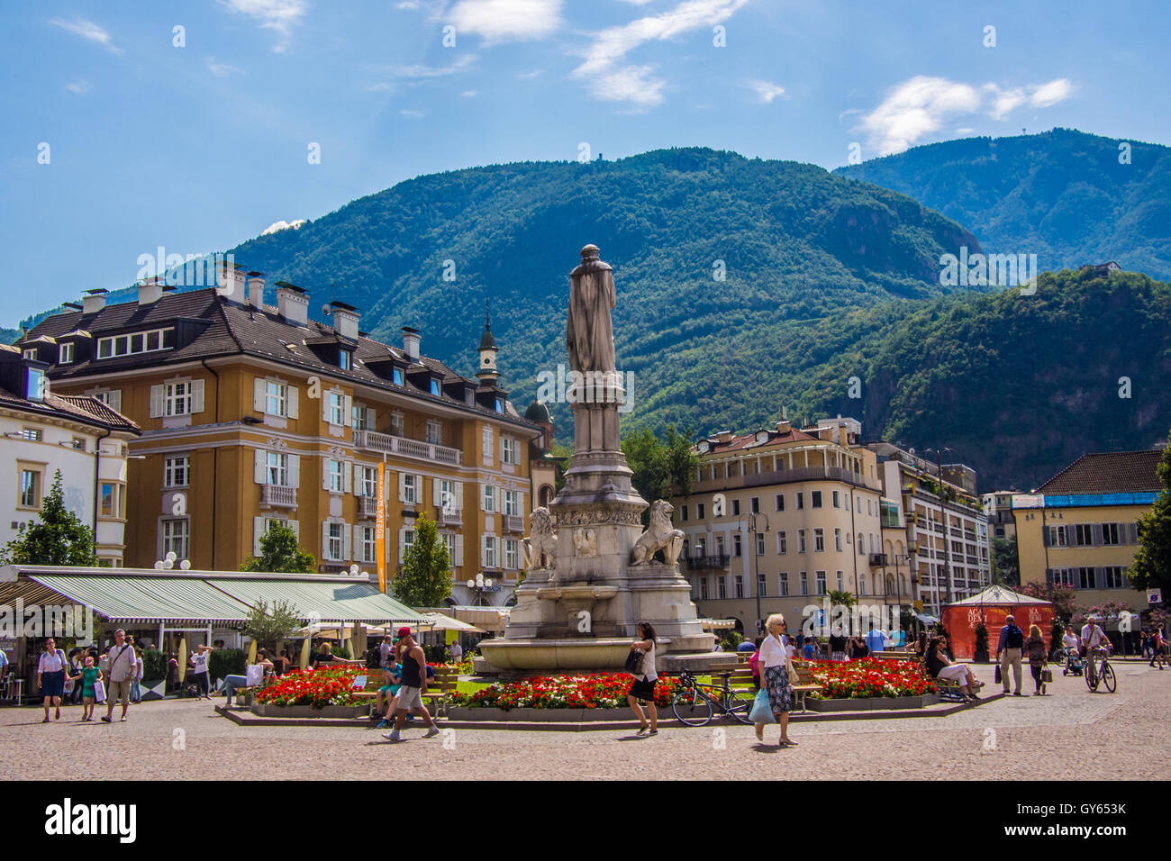 Bozen Stadt und die Statue von Walther von der Vogelweide, Provinz Bozen, Trentino-Südtirol, Italien. Stockfoto