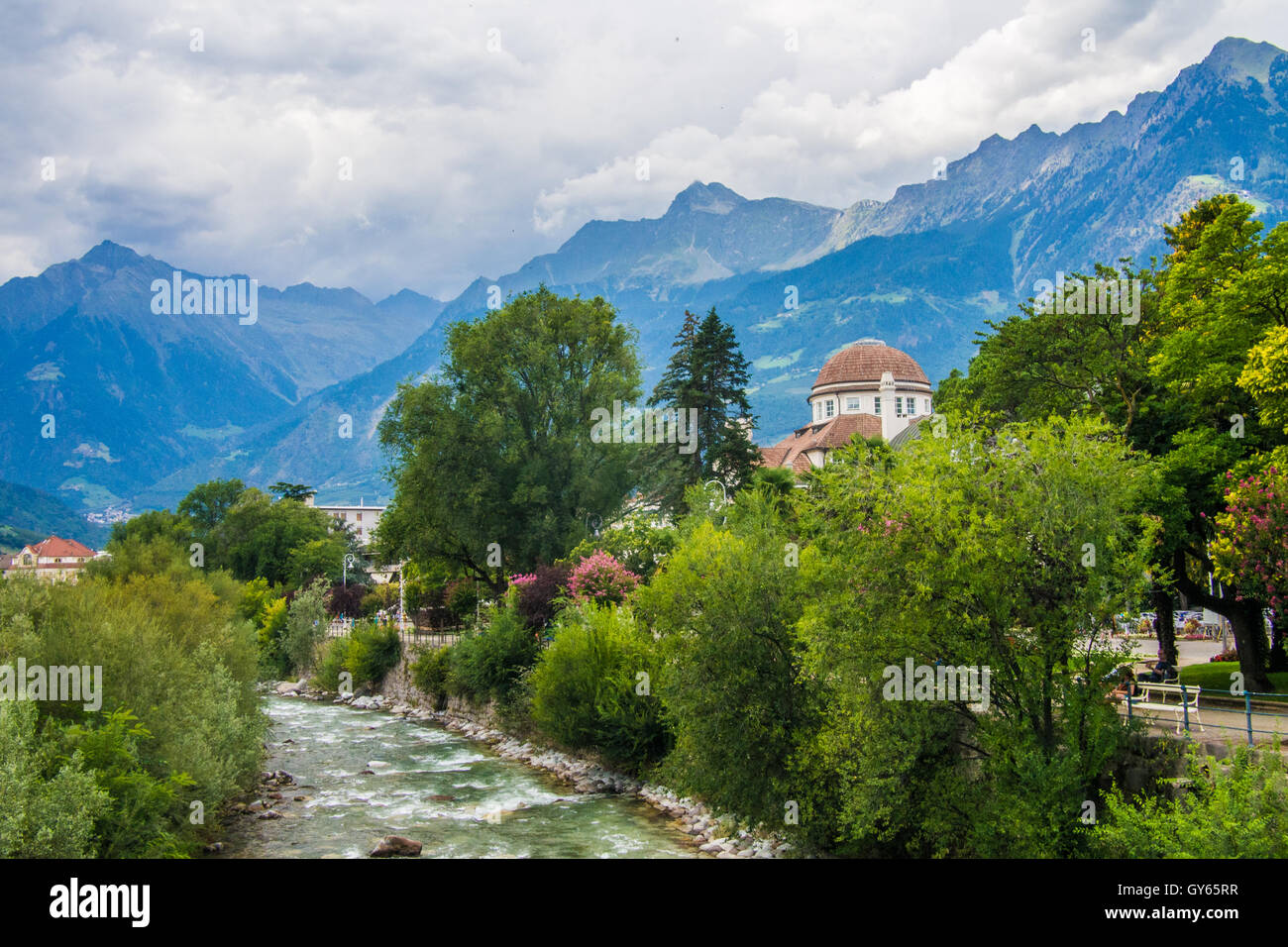 Meran (auch genannt Meran), eine alte Kurstadt neben der Passer, Provinz Bozen, Trentino-Südtirol, Italien. Stockfoto