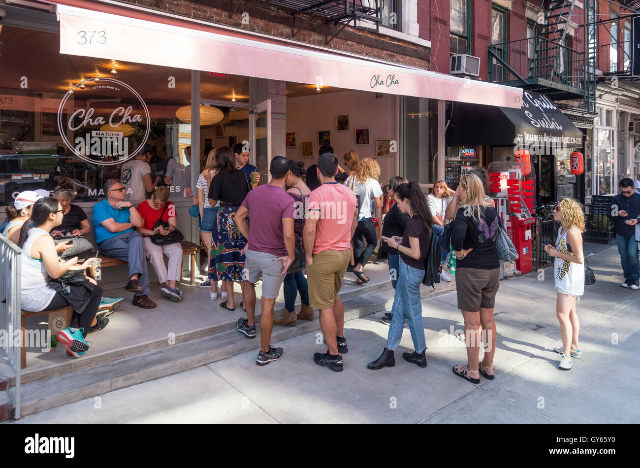 Junge millennials draußen Cha Cha Matcha, Lower Manhattan Kaffee und Snack Bar Stockfoto