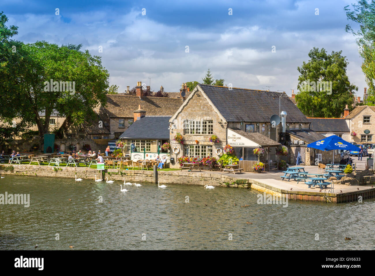 Das Riverside Pub am Ufer der Themse bei Lechlade, Gloucestershire, England, UK Stockfoto