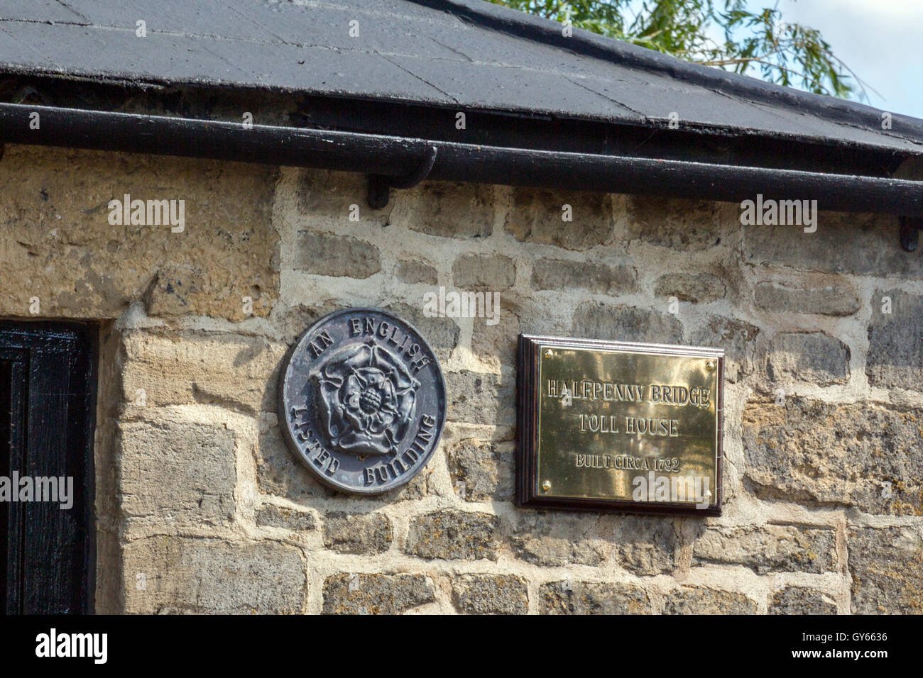 Die erhaltene Maut Haus (1792) Plaque auf Halfpenny Bridge an der Themse bei Lechlade, Gloucestershire, England, UK Stockfoto