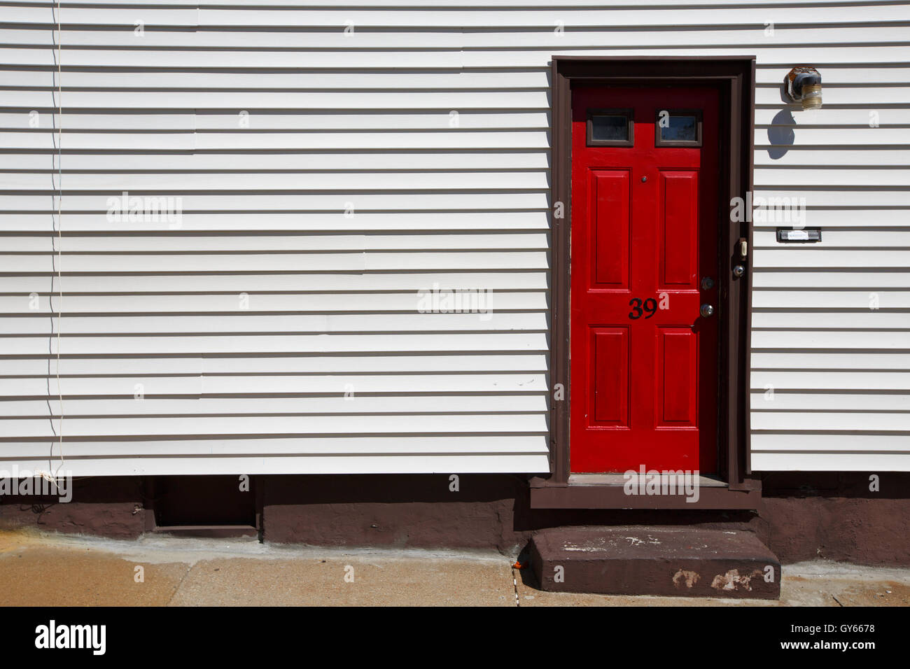 Rote Tür, Vinyl Siding, Boston, Massachusetts Stockfoto
