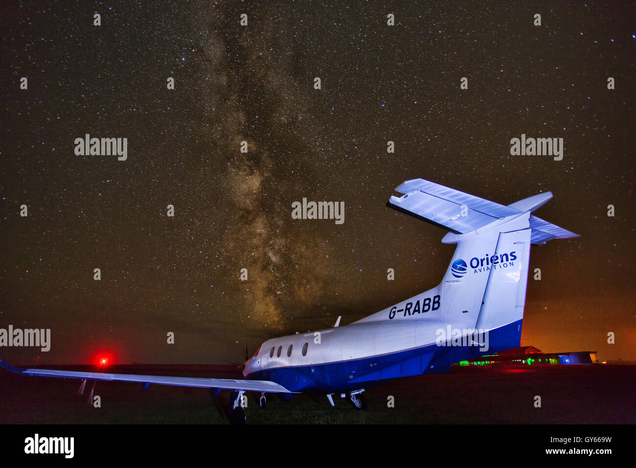 Ein privates Flugzeug geparkt auf dem Flugplatz auf den Scilly-Inseln in einer starey Nacht Stockfoto