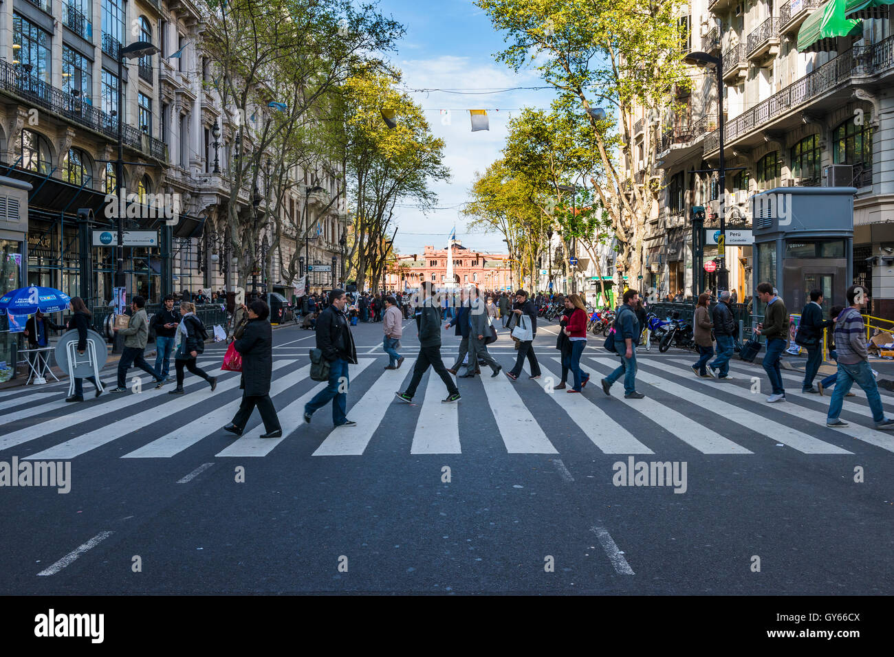 Buenos Aires, Argentinien - 3. Oktober 2013: Menschen überqueren einen Fußgängerüberweg in der Avenida de Mayo in Buenos Aires Stockfoto