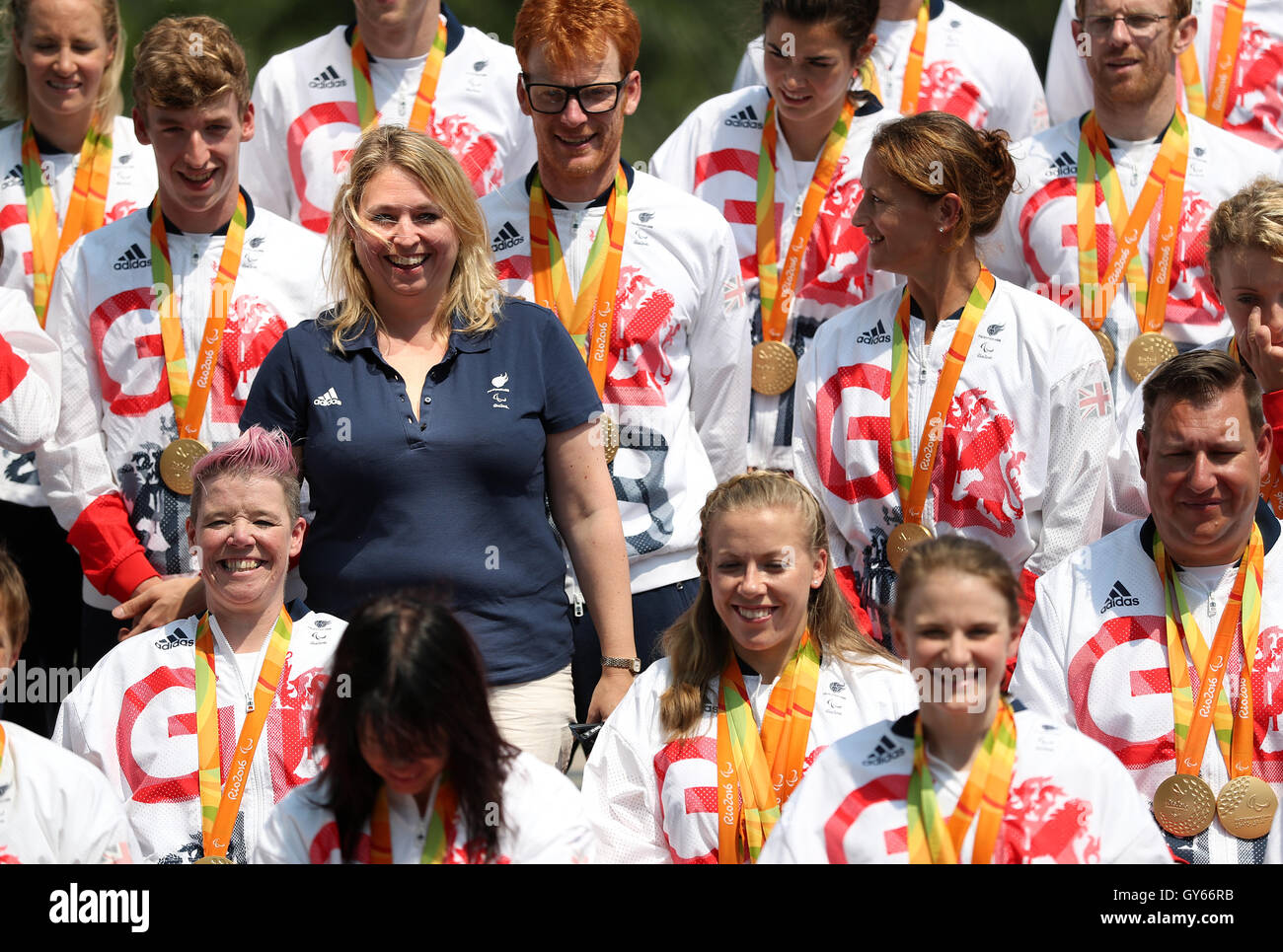 Secretary Of State for Culture, Media and Sport Karen Bradley (Mitte links) mit dem ParalympicGB Team im britischen House am elften Tag der Rio Paralympischen Spiele 2016 in Rio De Janeiro, Brasilien. Stockfoto