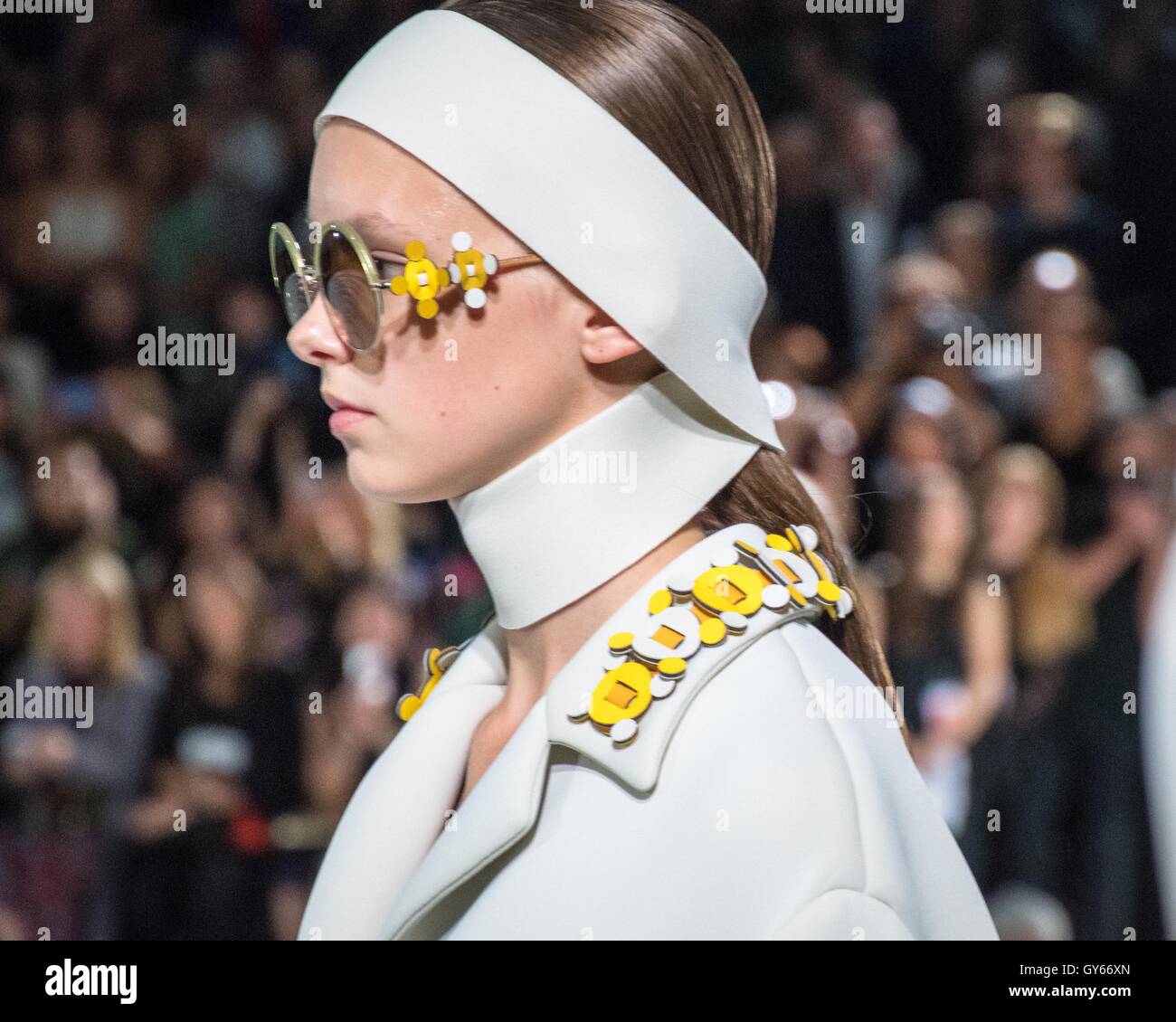 London, UK. 18. September 2016. Anya Hindmarsh Frühjahr/Sommer 2017 Kollektion Landebahn zeigen während der London Fashion Week im Vereinigten Königreich. Bildnachweis: Hugh Peterswald/Pacific Press/Alamy Live-Nachrichten Stockfoto