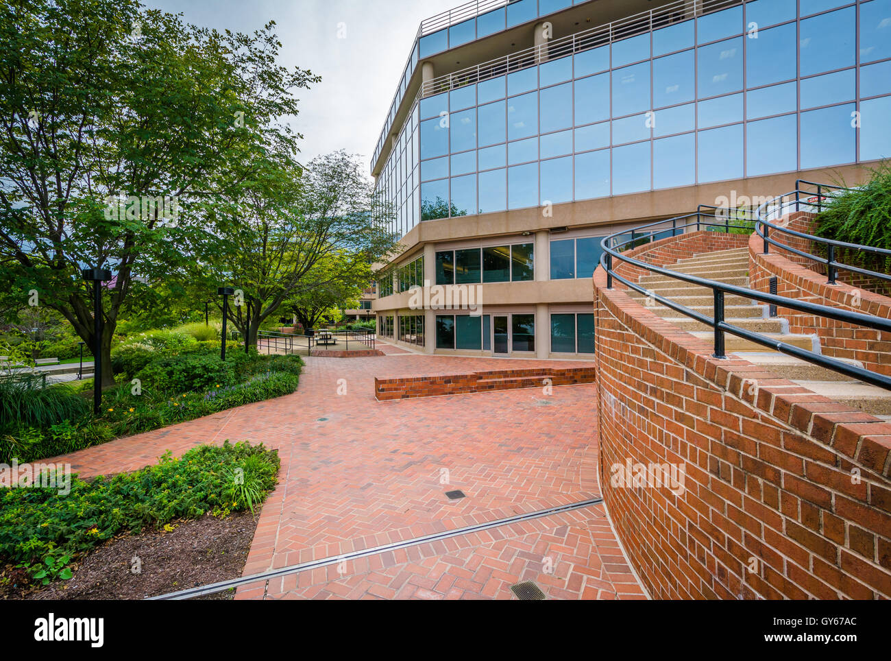 Gehweg und moderne Bürogebäude in Alexandria, Virginia. Stockfoto