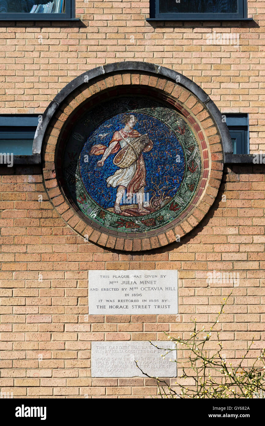 "Der Sämann ging hin um zu säen" Gedenktafel an einer Mauer im Rot-Kreuz-Garten, Southwark, London, UK Stockfoto