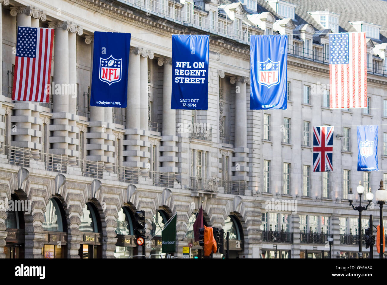 Fahnen im Regent Straße für die NFL kommen nach London England Stockfoto