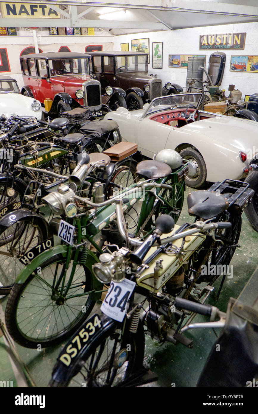Eine Sammlung von Oldtimern und Motorrädern wird ausgestellt, möglicherweise für Auktionen, wie durch die Bonhams-Etiketten gekennzeichnet. Stockfoto