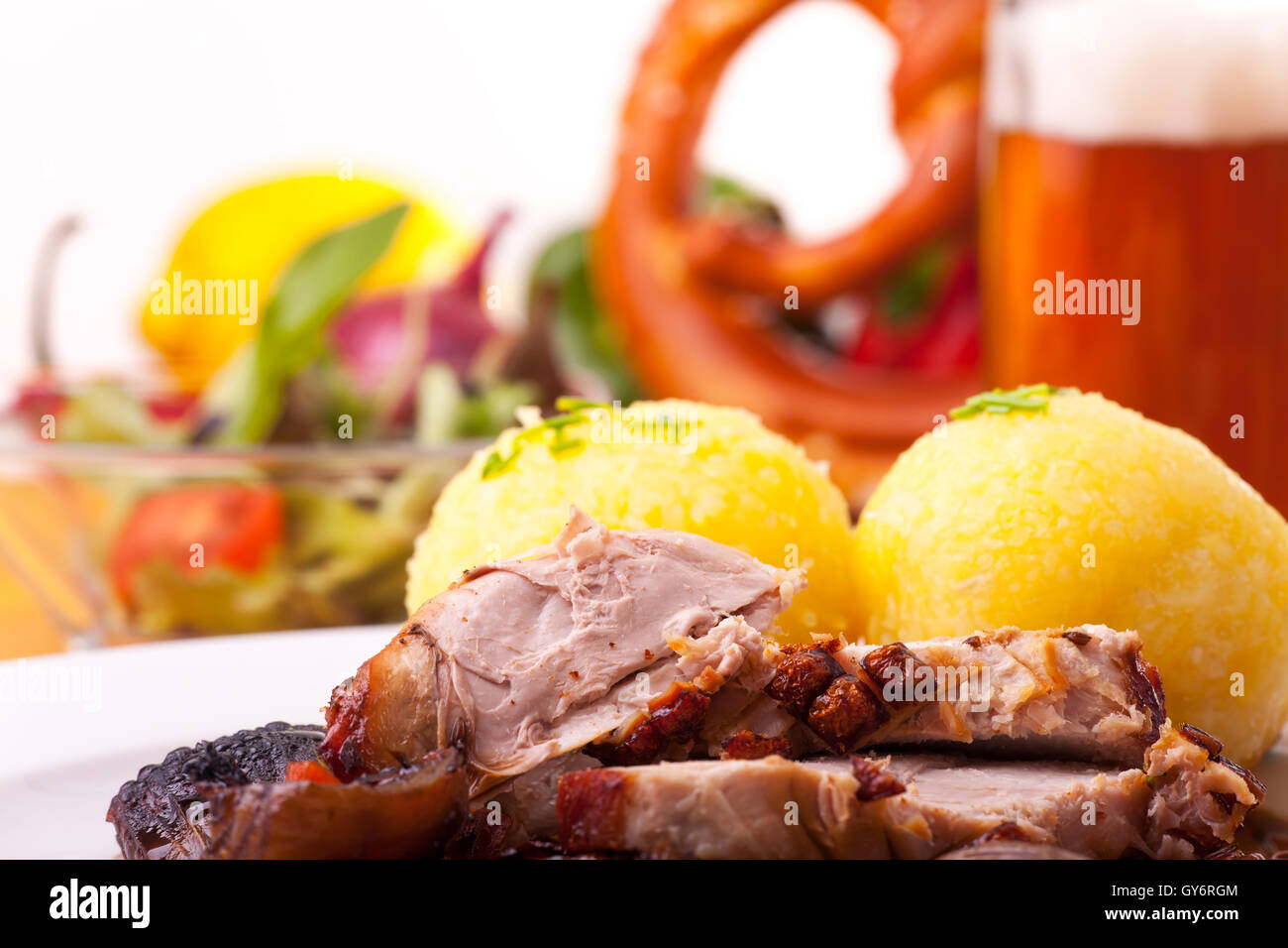Gegrillte bayerische Schweinefleisch mit Knödel Stockfoto