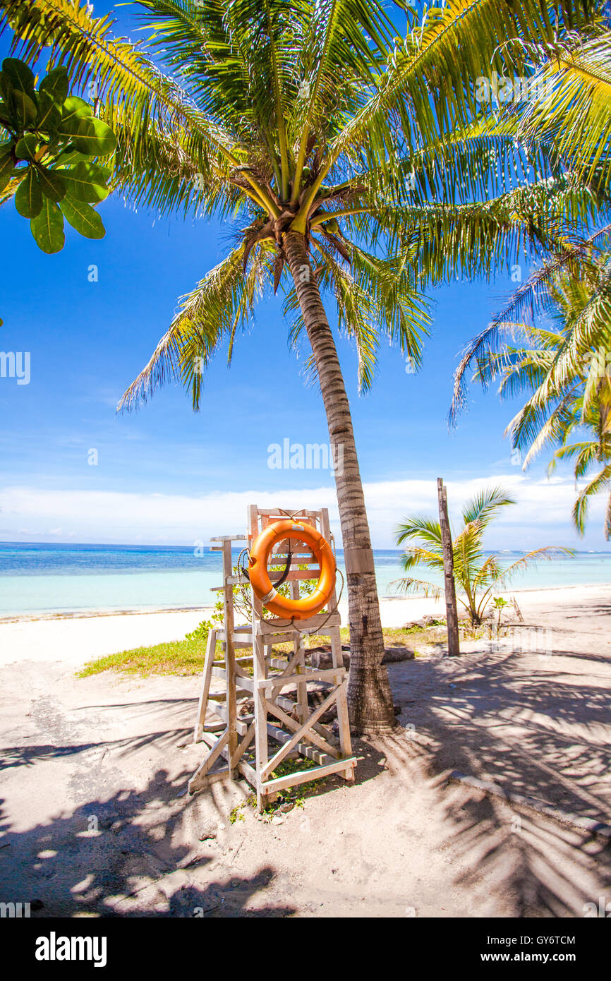 Rettungsschwimmer-Turm mit einer Lebenslinie Palmen am weißen Sandstrand Stockfoto