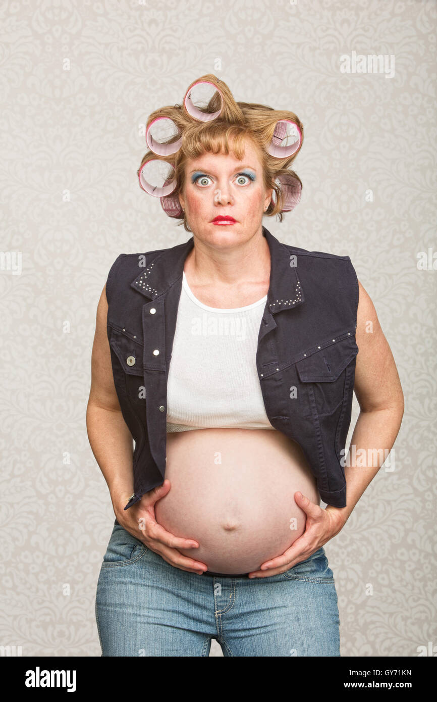 Nervöse schwangere Hillbilly in Lockenwickler Stockfoto