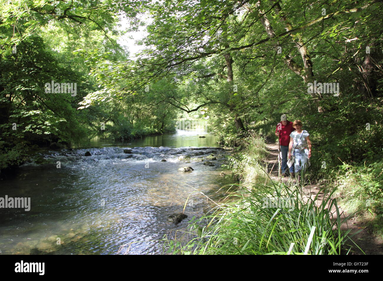 Ein Mann und eine Frau auf einem schönen Fluss Wanderweg durch die Rive Wye in Chee Dale, Peak District National Park, Derbyshire Stockfoto