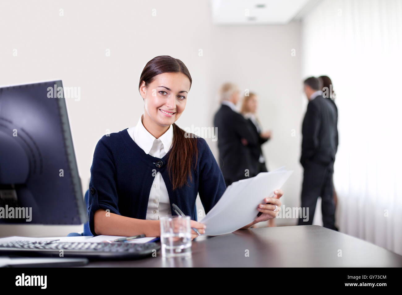 Geschäftsfrau hält wichtige Office-Dokumente Stockfoto