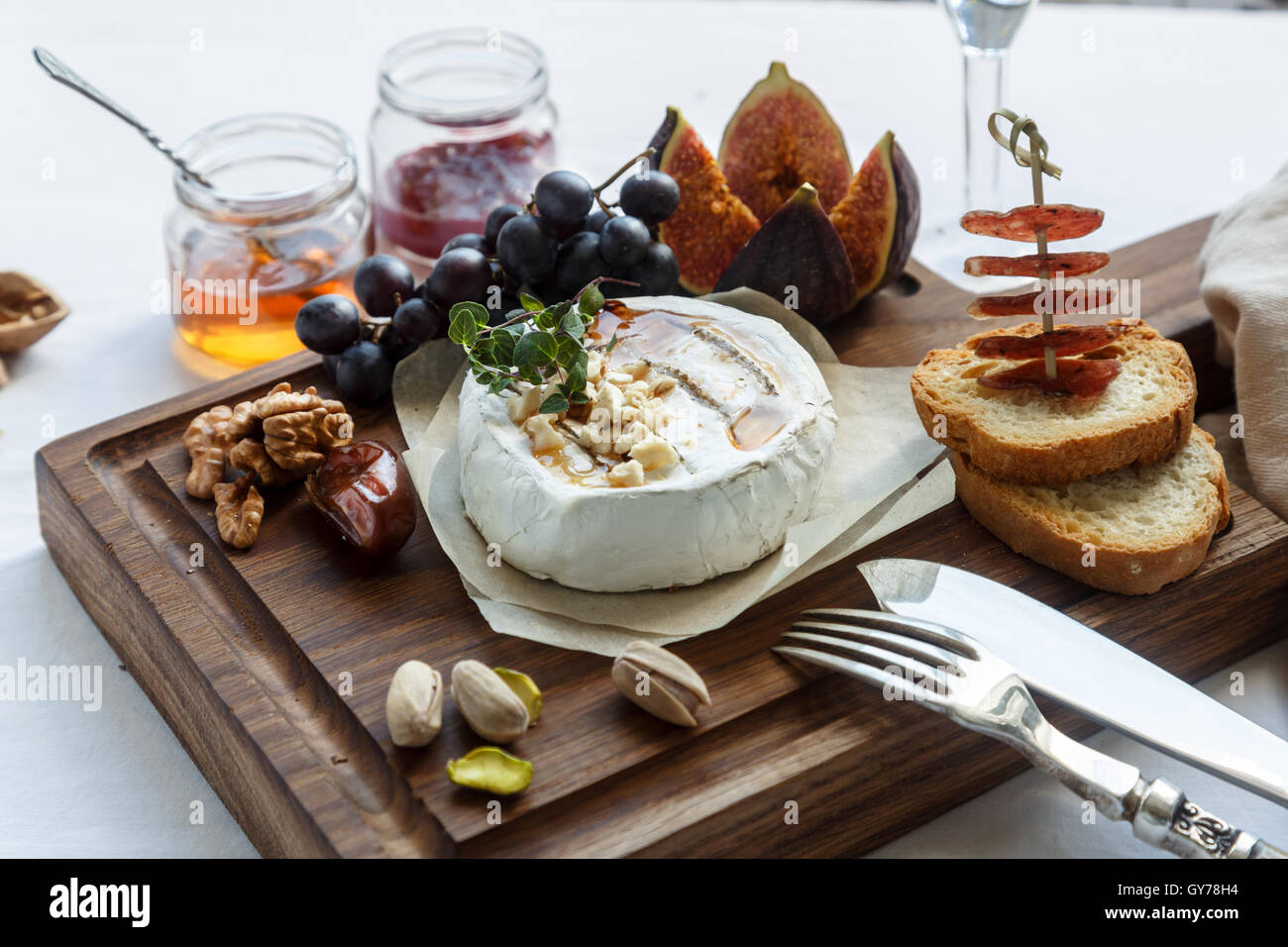 gebackener Camambert Käse mit Marmelade dekoriert Mandel Stockfoto