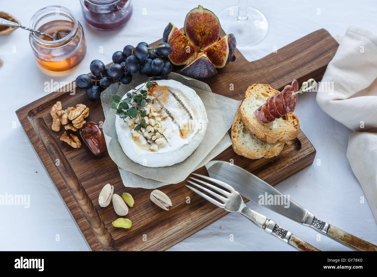 gebackener Camambert Käse mit Marmelade dekoriert Mandel Stockfoto