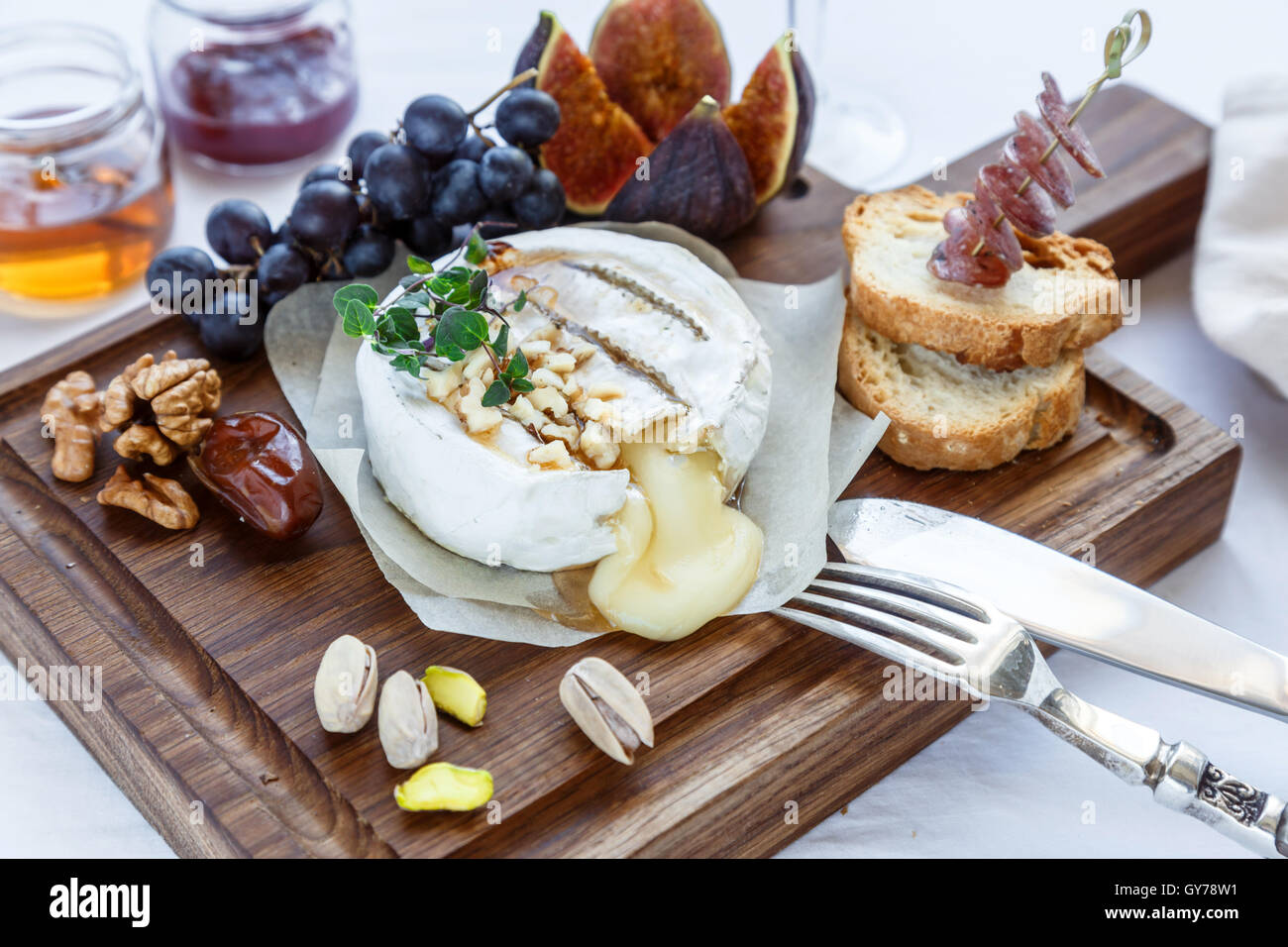gebackener Camambert Käse mit Marmelade dekoriert Mandel Stockfoto