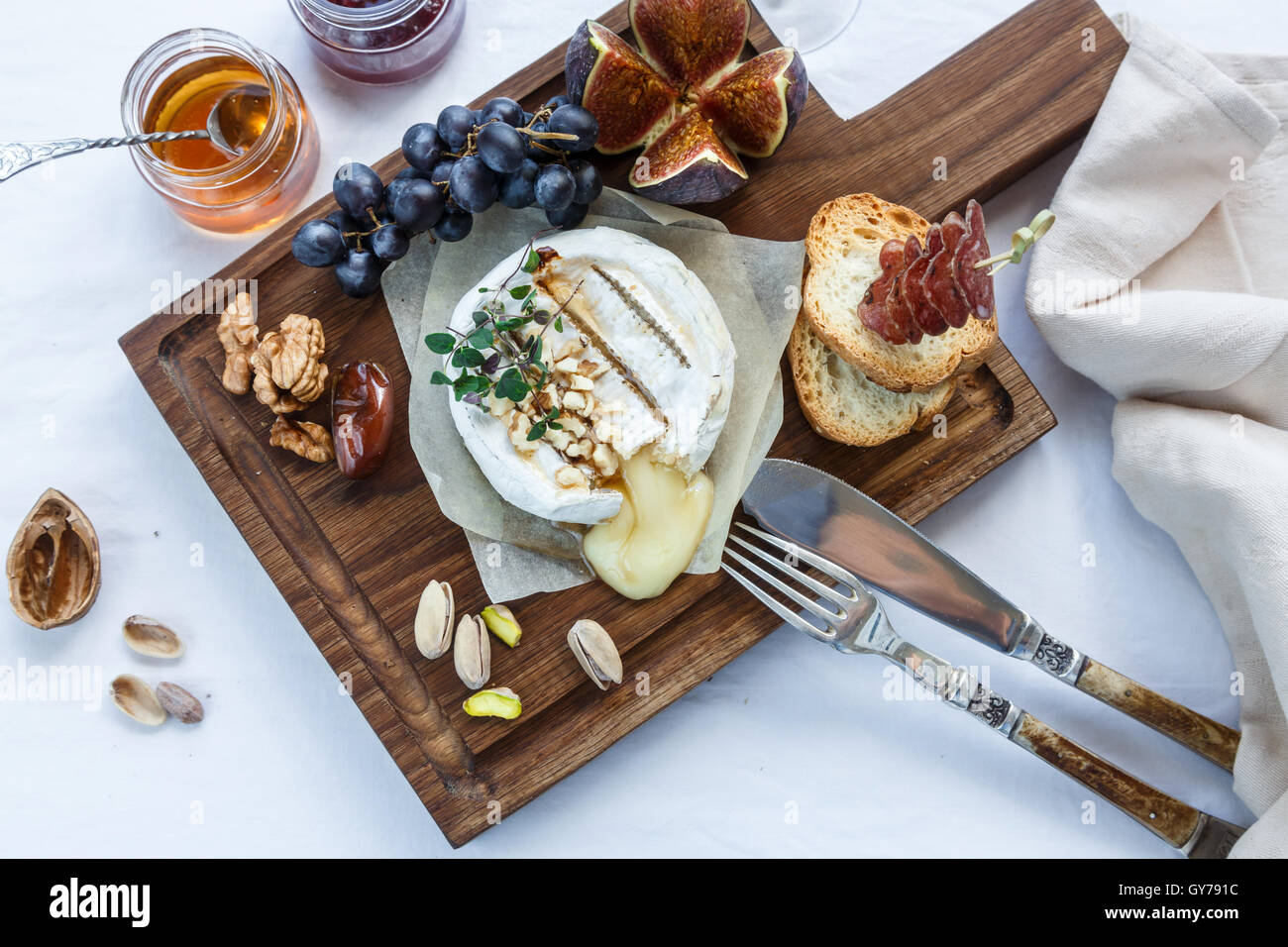 gebackener Camambert Käse mit Marmelade dekoriert Mandel Stockfoto