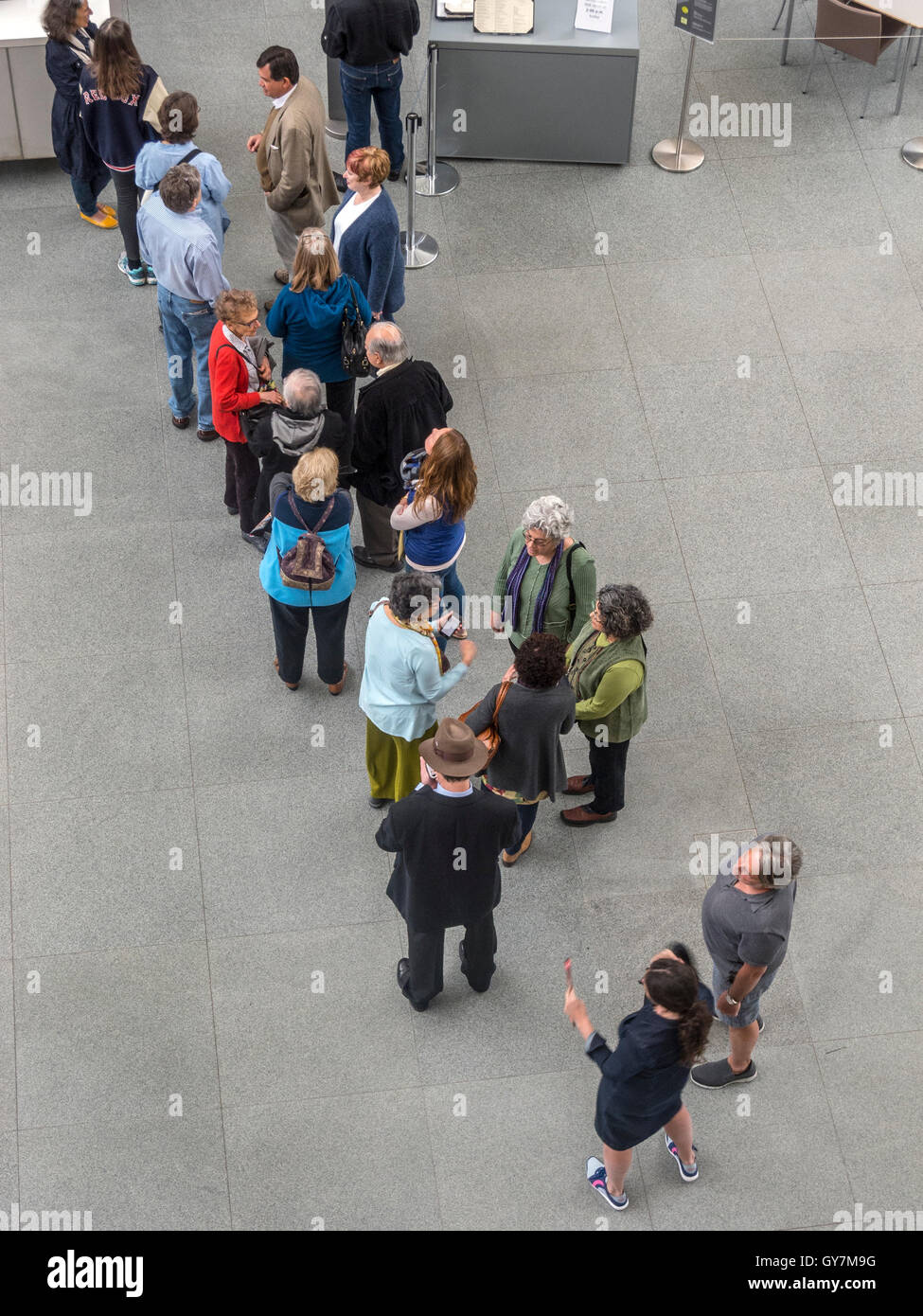 Mittags Gäste Line-up um zu Essen in der neuen American Cafe an der Boston Museum of Fine Arts. Stockfoto