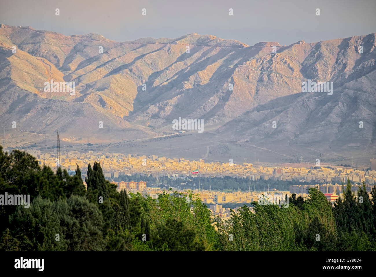 Blick auf die Stadt Teheran von Tabiat Brücke Stockfoto