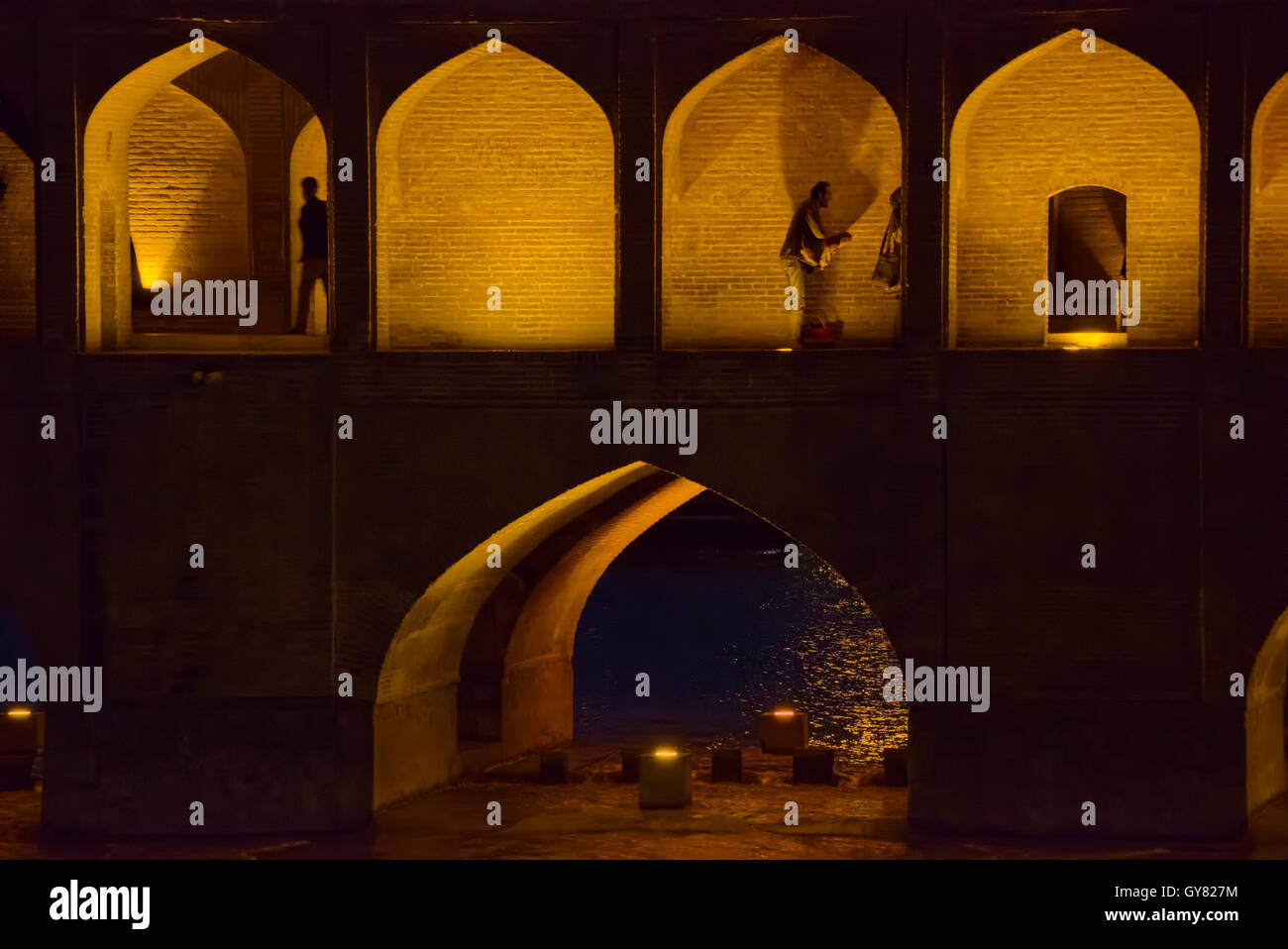 Vier und eine am Pol-e Si-o-She, Isfahan, Iran Stockfoto