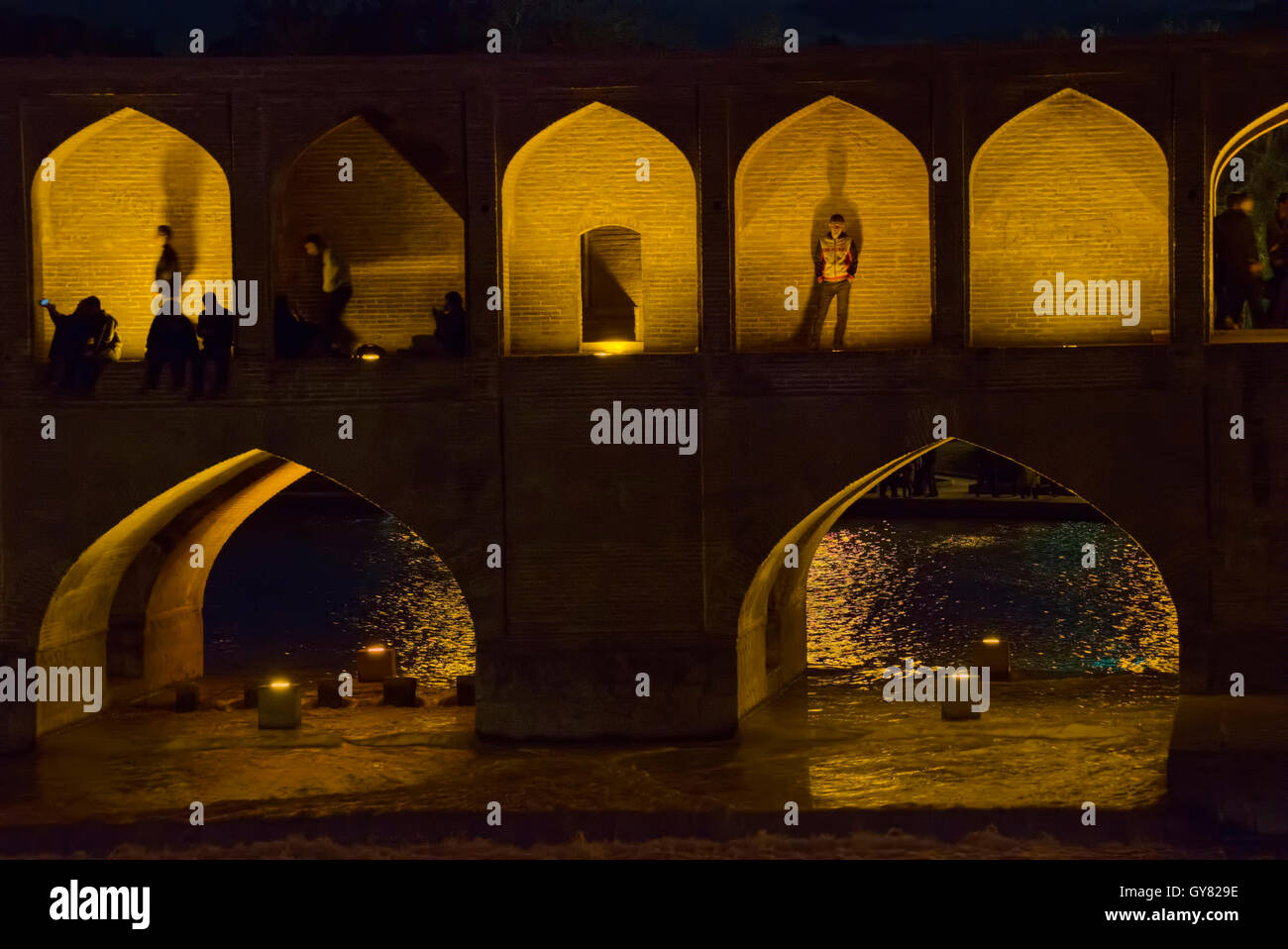 Gruppe oder allein am Pol-e Si-o-She, Isfahan, Iran Stockfoto