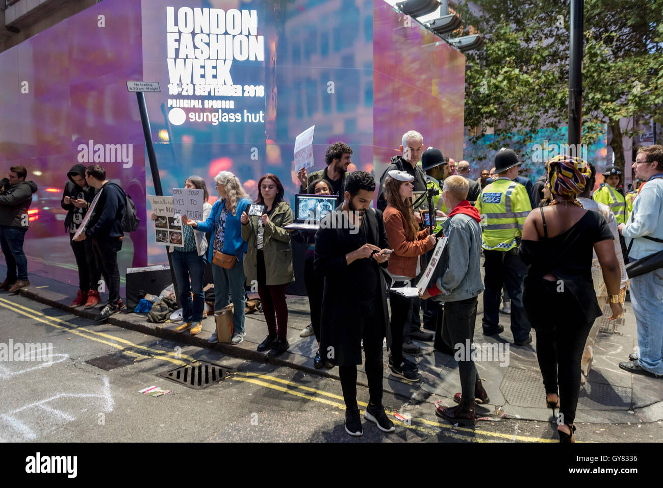 London, UK.  17. September 2016.  Tierschützer und Anti-Pelz-Kampagnen zu inszenieren einen Abend-Protest vor London Fashion Week-Haus in der Brewer Street, Soho.  Bildnachweis: Stephen Chung / Alamy Live News Stockfoto