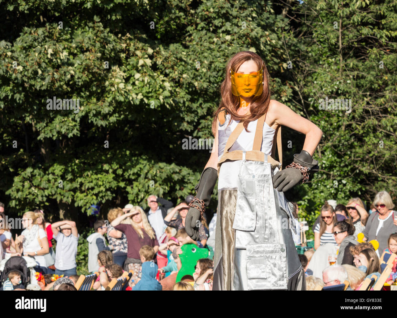 Kirkleatham, Redcar, England, UK. 17. September 2016. Wetter: Nachmittagssonne auf Sparsamkeit Festival. Gewinner der 2015 Beobachter Arts & Kultur award, The Festival of Thrift zeigt Ihnen, wie Wiederverwendung, recycling und Radfahren Spaß machen kann, sparen Sie Geld und der Umwelt zugute kommen. Das diesjährige Festival bietet führenden und aufstrebende Künstlern aus über den Globus, Demonstrationen, Stände, Debatten, Workshops. Das kostenlose Festival, Mitbegründer von bekannten Designern, Wayne & Geradine Hemingway ist mehr als 40.000 Besucher erwartet. Bild: Lokale Stahlindustrie inspiriertes Design am Oxglam fashion Stockfoto
