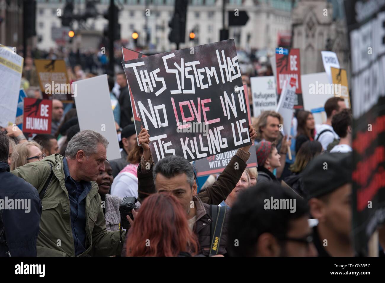 London, UK. 17. September 2016. Demonstrant in Whitehall für den "Flüchtlinge willkommen" Protest Credit: Ian Davidson/Alamy Live News Stockfoto