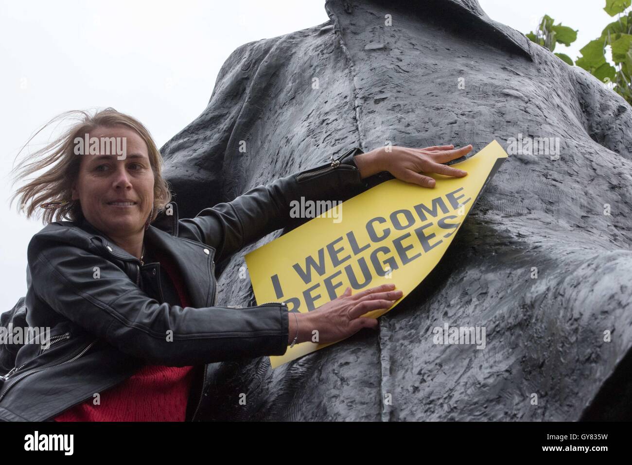 London, UK. 17. September 2016. Demonstrant versucht, fügen einen Banner auf der Statue von Churchill in Parliament Square zu einer Kundgebung auf "Flüchtlings willkommen" Credit: Ian Davidson/Alamy Live News Stockfoto