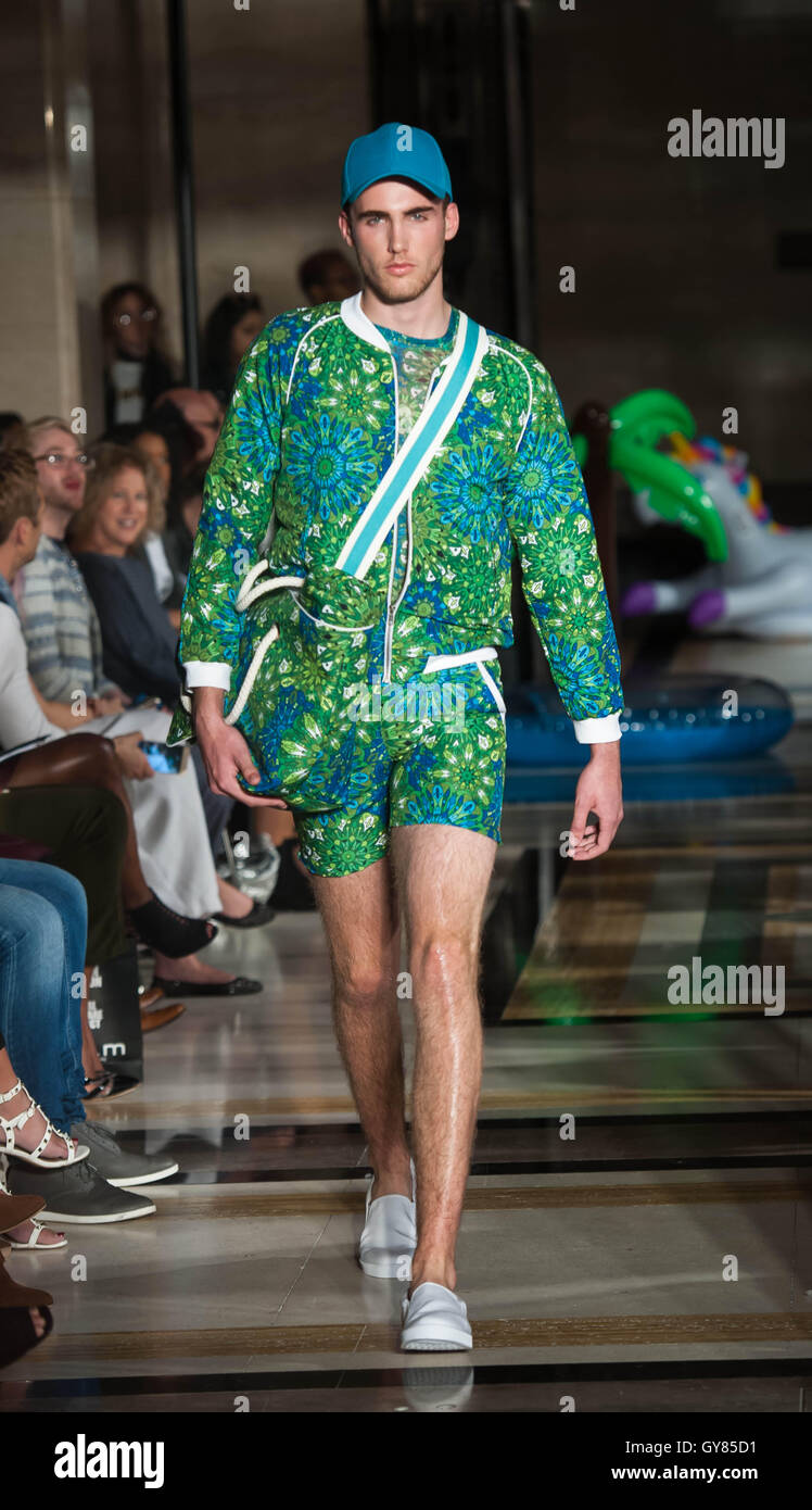 London England. 17. September 2016. Modelle laufen die Start-und Landebahn am Ashley Isham an Fashion Scout während der London Fashion Week Frühjahr/Sommer-Kollektionen Credit: Michael Tubi/Alamy Live News Stockfoto