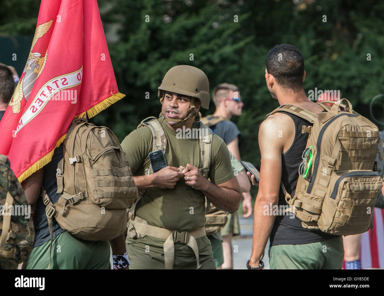 New York, 17. September 2016. Der Beginn der Silkies Wanderung. Die Veranstaltung zielt darauf ab, das Bewusstsein der posttraumatischen Belastungsstörung und der Suizidprävention unter uns Veteranen zu erhöhen. Die Menschen, die in den US-Streitkräften gedient haben. März 22 Kilometer mit 22 Kilogramm Gewicht. Credit: Roman Tiraspolsky/Alamy leben Nachrichten Stockfoto