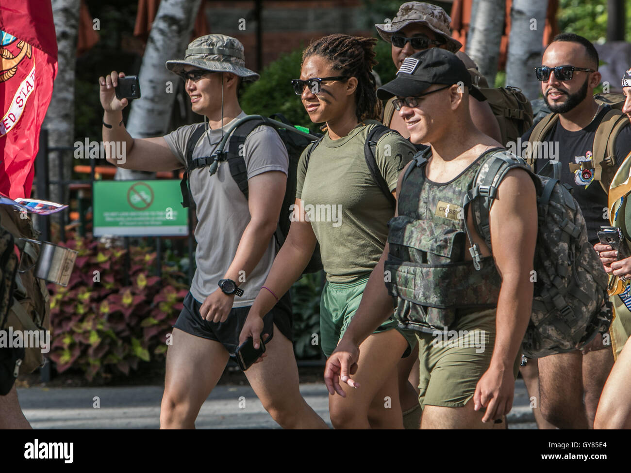 New York, 17. September 2016. Der Beginn der Silkies Wanderung. Die Veranstaltung zielt darauf ab, das Bewusstsein der posttraumatischen Belastungsstörung und der Suizidprävention unter uns Veteranen zu erhöhen. Die Menschen, die in den US-Streitkräften gedient haben. März 22 Kilometer mit 22 Kilogramm Gewicht. Credit: Roman Tiraspolsky/Alamy leben Nachrichten Stockfoto
