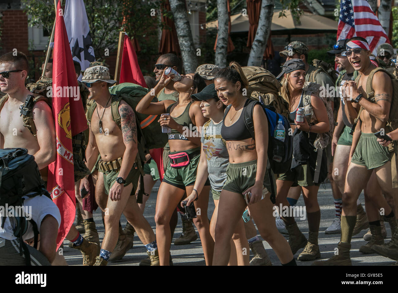 New York, 17. September 2016. Der Beginn der Silkies Wanderung. Die Veranstaltung zielt darauf ab, das Bewusstsein der posttraumatischen Belastungsstörung und der Suizidprävention unter uns Veteranen zu erhöhen. Die Menschen, die in den US-Streitkräften gedient haben. März 22 Kilometer mit 22 Kilogramm Gewicht. Credit: Roman Tiraspolsky/Alamy leben Nachrichten Stockfoto