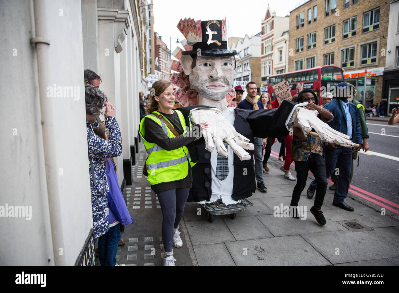 London, UK. 17. September 2016. Aktivisten führen ein riesiges Modell eines Entwicklers durch Hoxton und Dalston Hackney Rat übergeben Wolken als Musik Veranstaltungsort zu bewahren, indem man es von Gemeinschaft Wert und um die Sanierung der mehrere andere Musikveranstaltungen rund um London zu markieren. Bildnachweis: Mark Kerrison/Alamy Live-Nachrichten Stockfoto