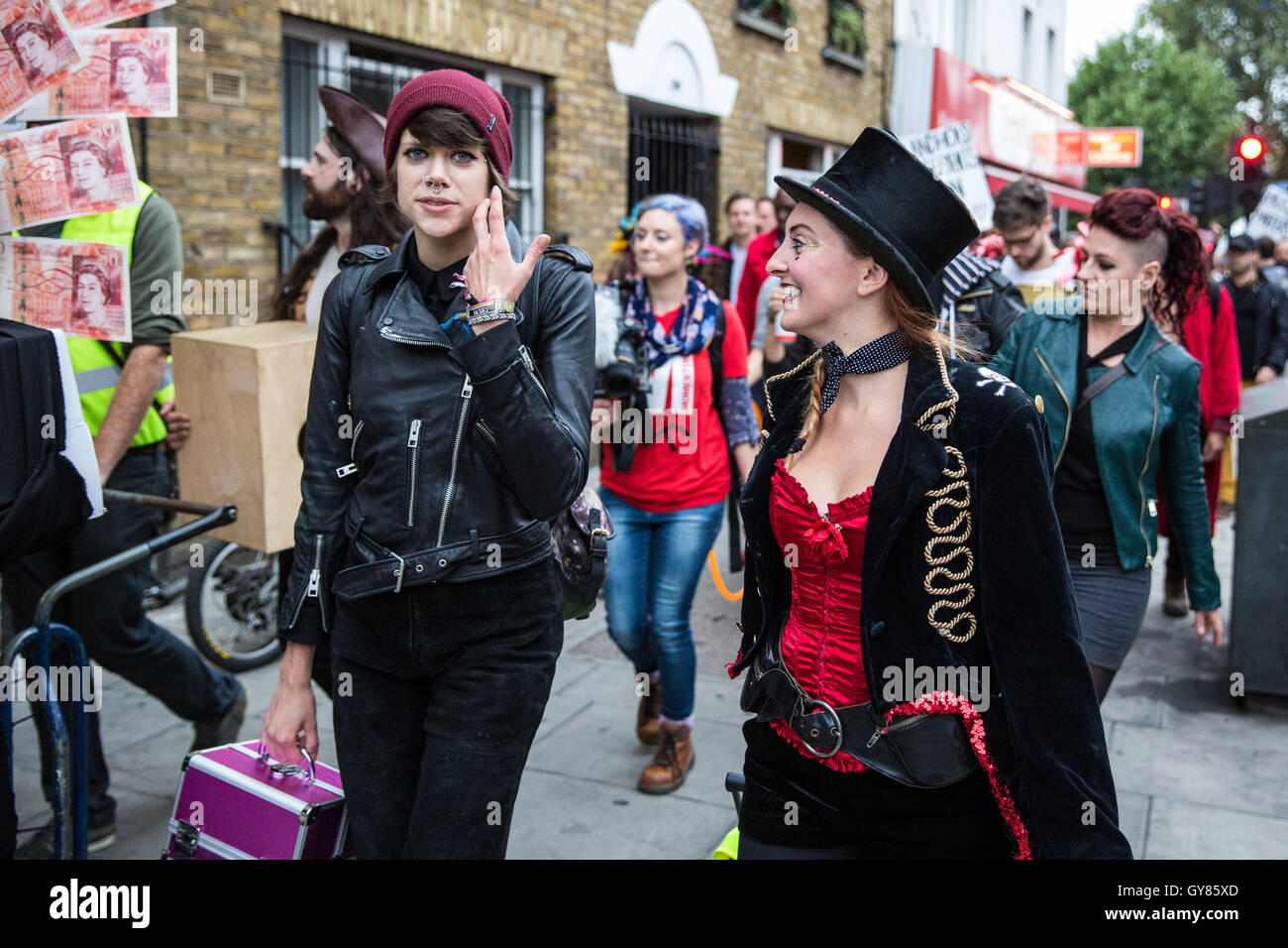 London, UK. 17. September 2016. Aktivisten und Anwohner marschieren durch Hoxton und Dalston Hackney Rat übergeben Wolken als Musik Veranstaltungsort zu bewahren, indem man es von Gemeinschaft Wert und um die Sanierung der mehrere andere Musikveranstaltungen rund um London zu markieren. Bildnachweis: Mark Kerrison/Alamy Live-Nachrichten Stockfoto